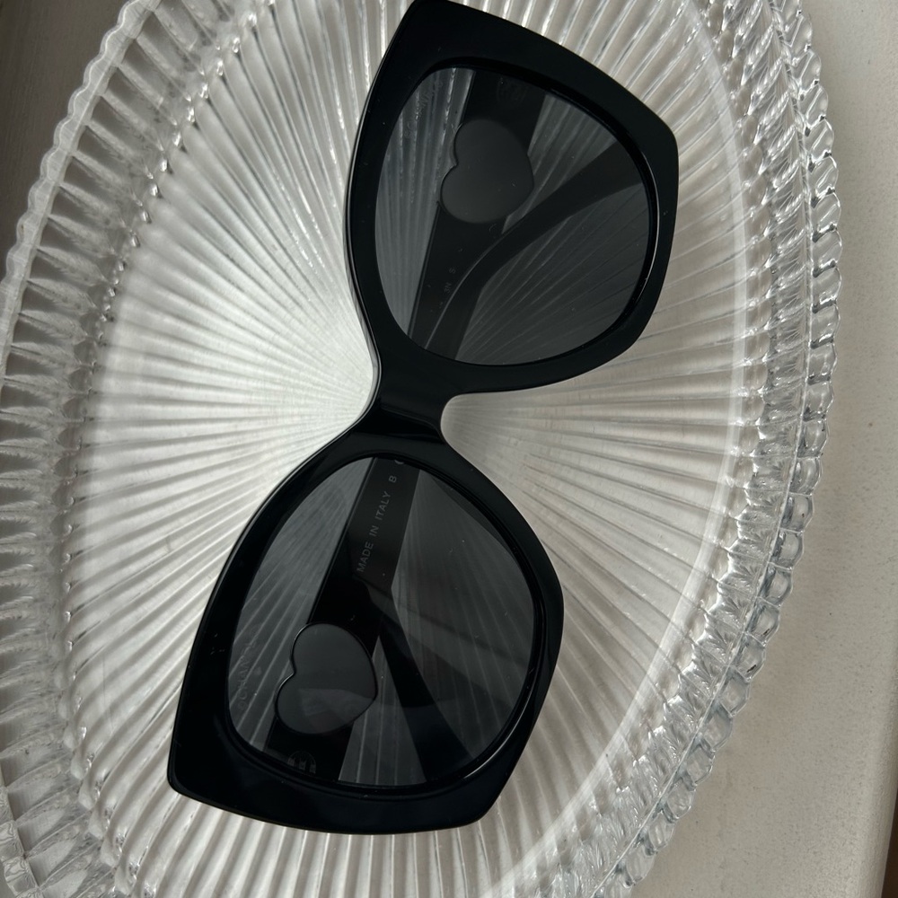 CHANEL Black Cat-Eye Sunglasses with Oversized Frames - Picture 2 of 9